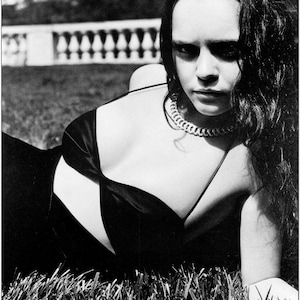 CHRISTINA RICCI - 8x10 Glossy B+W Portrait Photo - Reproduction - SEXY Picture In Black Top!