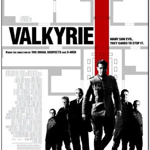 Peut inclure: Affiche de film pour le film "Valkyrie" avec Tom Cruise. L'affiche présente une image en noir et blanc de Tom Cruise en uniforme militaire, debout devant un groupe d'hommes. L'affiche comprend également le texte "Many saw evil. They dared to stop it." et "Based on the incredible true story. The conspiracy begins this December."