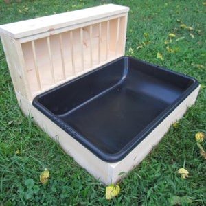 XL 1.0 - Hop Box:Rabbit Bunny Hay Feeder and Litter Pan Combo