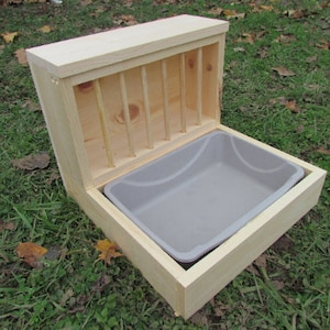 Extra Small - Hop Box: Combo de comedero de heno y bandeja de arena para conejos