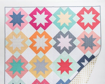 Puede incluir: Un patrón de acolchado llamado "North Star" de Quilty Love. El patrón es para un acolchado de cuarto gordo e incluye instrucciones para tamaños de bebé, tiro y reina.