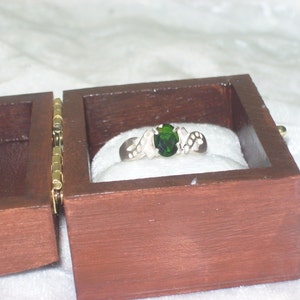 A Truly Must See!Photos Don&#39;t Do Enough Justice!Rare Russian Chrome Diopside 8x6 Striking Open Color . Kelly/ Emerald Green Size 9.5 Ring!