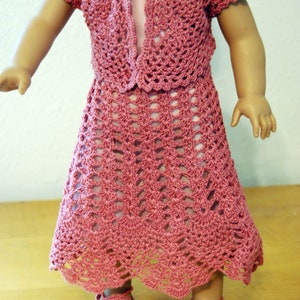 Handgemachte Puppenkleidung, die für American Girl und andere 18-Zoll-Puppen geeignet ist. Rock, Top, Slip und Schuhe.