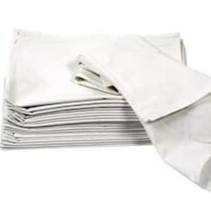 Pode incluir: Uma pilha de lençóis e fronhas de algodão branco dobrados. Os lençóis estão cuidadosamente empilhados, com uma aparência fresca e limpa. A imagem mostra a textura e a qualidade da roupa de cama, para um quarto.