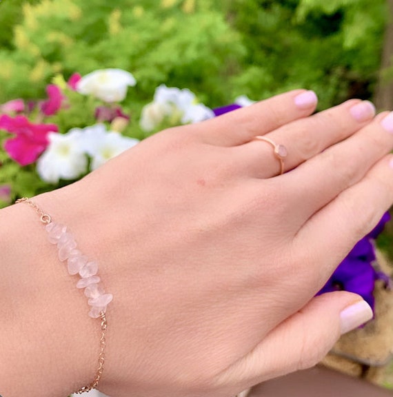 Bracelet enfant quartz rose, perles de 8 mm et sa perle coeur en métal  argenté haute qualité.