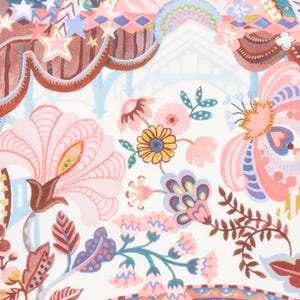 Puede incluir: Un patrón floral caprichoso en tonos rosa, azul y marrón. El diseño presenta flores estilizadas, hojas y elementos arquitectónicos, con una estética suave, similar a la acuarela. Las estrellas y los arcos decorativos se suman al ambiente fantasioso.