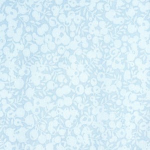 Pode incluir: Um tecido azul claro com um padrão floral branco. O padrão é um desenho repetitivo de pequenas flores e folhas.