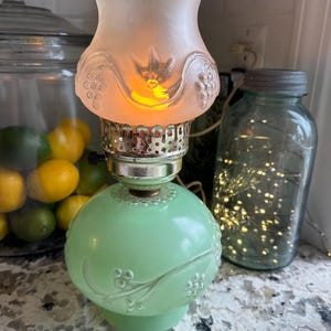 Una hermosa lámpara vintage Hurricane verde/blanca para dormitorio/mostrador/comedor para ILUMINACIÓN en buen estado vintage, sin grietas ni rayones.