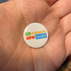 All Colours Are Beautiful Button | 25mm Statement Pin | Vielfalt, Antirassismus,  gegen Rechts