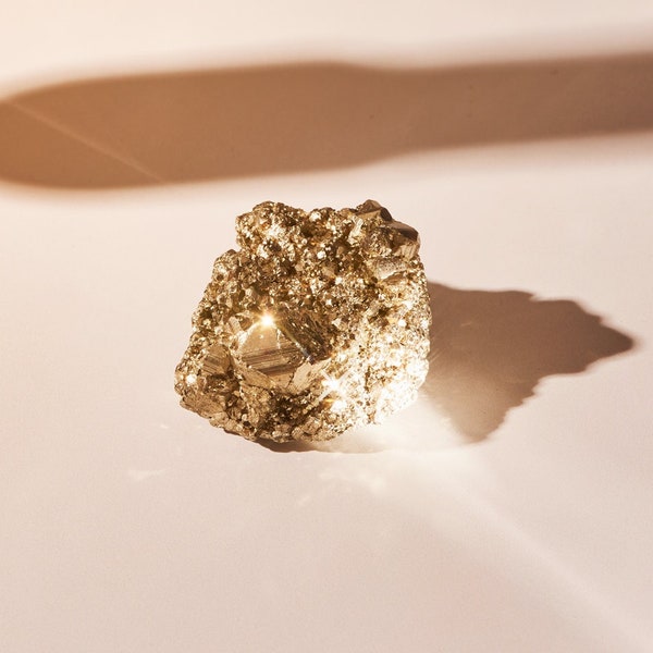 Morceau de pierre de cristal de pyrite brute (or des fous) Pièce de pierre précieuse scintillante (magnifiquement emballée dans un emballage cadeau)