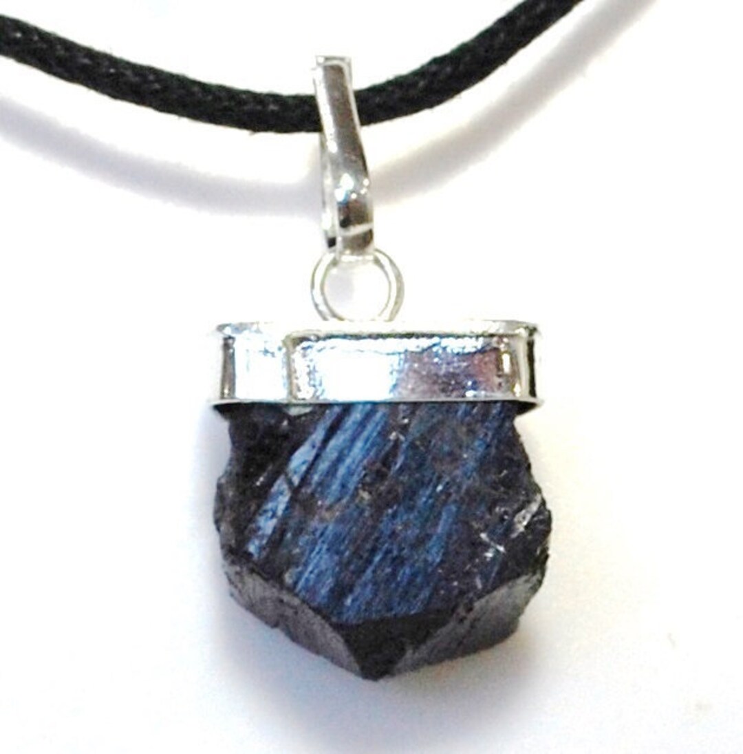 Lot de 4 pendentifs en tourmaline noire, pendentif Schorl en pierre brute, tourmaline, pierre de guérison, chaîne en pierre brute, réglable, pour vêtements, accessoires de Pâques, M, Collier avec