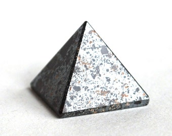 Pyramide de cristal de pierre précieuse d'hématite - Pierre de volonté (magnifiquement emballée dans un emballage cadeau)