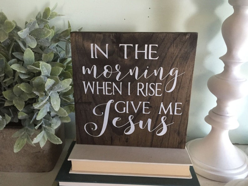 Por la mañana, al despertar, dame a Jesús. Letrero de madera, decoración cristiana. imagen 1
