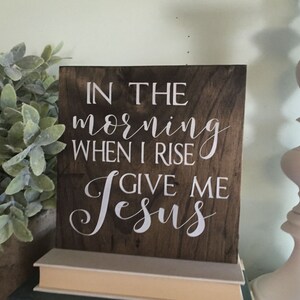 Por la mañana, al despertar, dame a Jesús. Letrero de madera, decoración cristiana. imagen 4