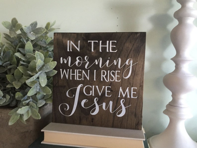Por la mañana, al despertar, dame a Jesús. Letrero de madera, decoración cristiana. imagen 4