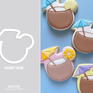 Può includere: Un set di quattro stampini per biscotti a forma di bevande al cocco con ombrellini. Gli stampini sono in plastica bianca e sono progettati per tagliare i biscotti a forma di bevanda al cocco con un ombrellino.