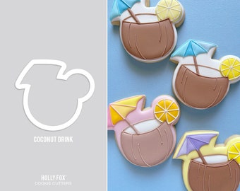 Puede incluir: Un conjunto de cuatro cortadores de galletas con forma de bebidas de coco con sombrillas. Los cortadores están hechos de plástico blanco y están diseñados para cortar galletas con forma de bebida de coco con una sombrilla.