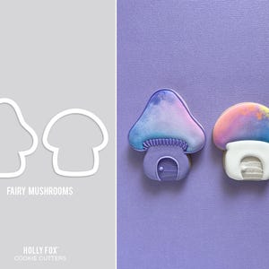 Può includere: L'immagine presenta due formine per biscotti a forma di fungo e due biscotti decorati. I biscotti sono dipinti con colori pastello e hanno un dettaglio a forma di porta. Il testo "FAIRY MUSHROOMS" è stampato a sinistra. È visibile anche il marchio "HOLLY FOX COOKIE CUTTERS".