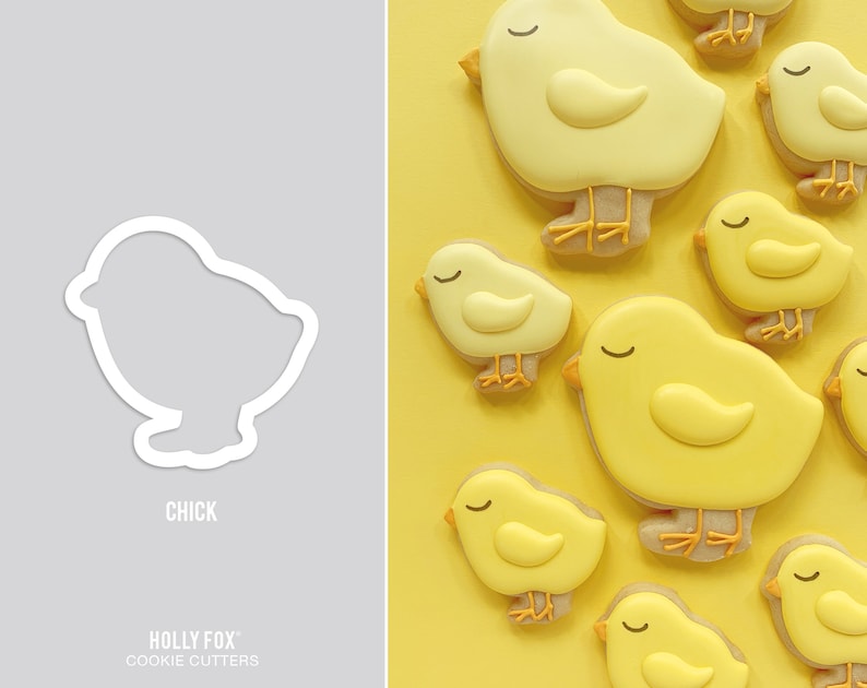 Op de afbeelding: Een set koekjesvormen in de vorm van kuikens. De vormen zijn gemaakt van metaal en hebben een witte afwerking. De vormen zijn in een rij op een witte achtergrond gerangschikt. Het woord "CHICK" is onder de vormen gedrukt.