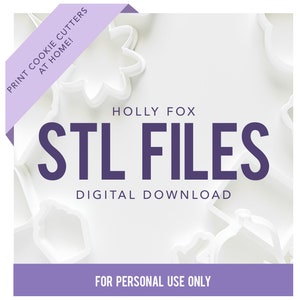 以下が含まれることがあります： 白い背景に白いクッキーカッターが置かれ、その上に「PRINT COOKIE CUTTERS AT HOME!」と書かれた紫色のバナーが表示されています。白い背景には紫色の文字で「HOLLY FOX STL FILES DIGITAL DOWNLOAD」と書かれています。紫色の背景に紫色の文字で「FOR PERSONAL USE ONLY」と書かれています。