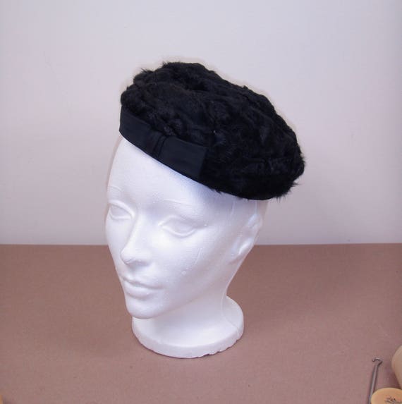 VTG Black Velvet Hat W/Black Bow & White Fur Cloche Hat Winter Pillbox Hat RARE! Vintage 1960s Black Velvet Bucket Hat With Rhinestone Bow  main image 3