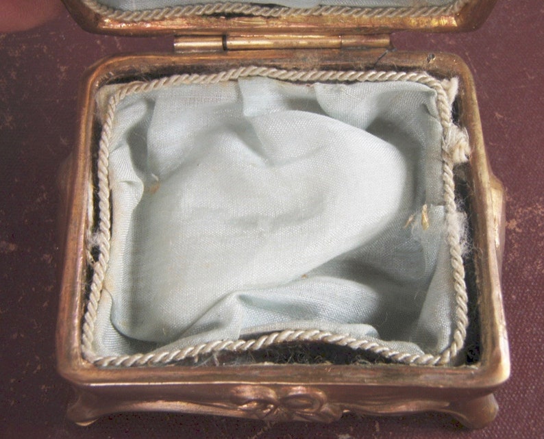 1049 Vintage 1940s era Gold Die Cast Floral Themed Jewellery Keepsake Box w Hinged Lid