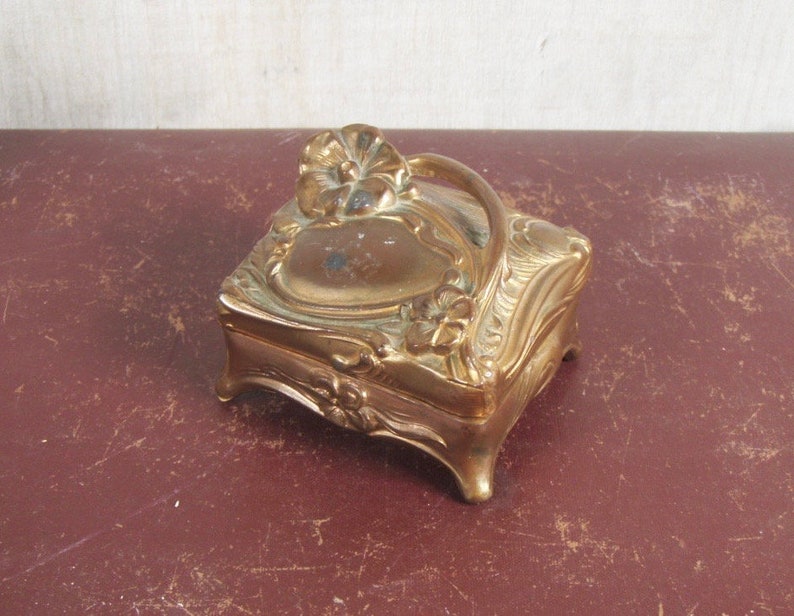 1049 Vintage 1940s era Gold Die Cast Floral Themed Jewellery Keepsake Box w Hinged Lid