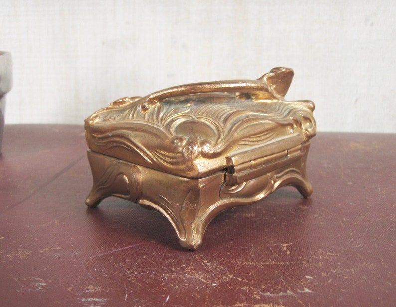 1049 Vintage 1940s era Gold Die Cast Floral Themed Jewellery Keepsake Box w Hinged Lid