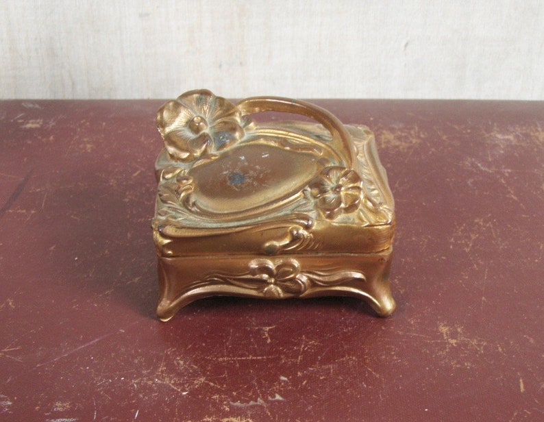 1049 Vintage 1940s era Gold Die Cast Floral Themed Jewellery Keepsake Box w Hinged Lid