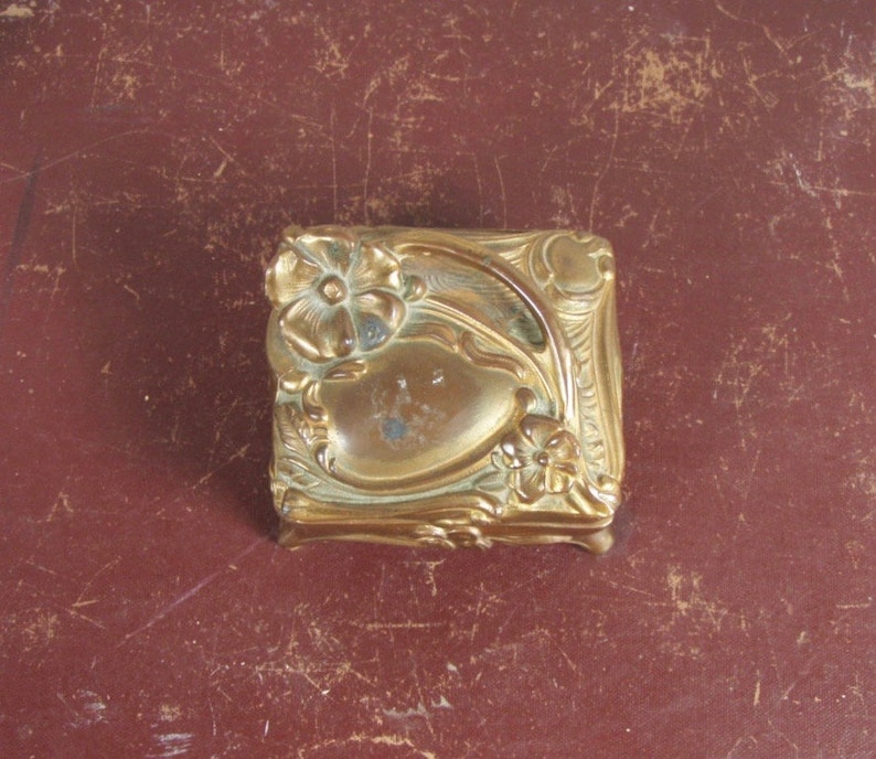 1049 Vintage 1940s era Gold Die Cast Floral Themed Jewellery Keepsake Box w Hinged Lid