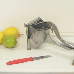 Vintage WearEver Aluminum Hand Press Citrus Juicer w/ Strainer - Kitchen Tool Handy Gadget - Made in Canada - FREE SHIPPING