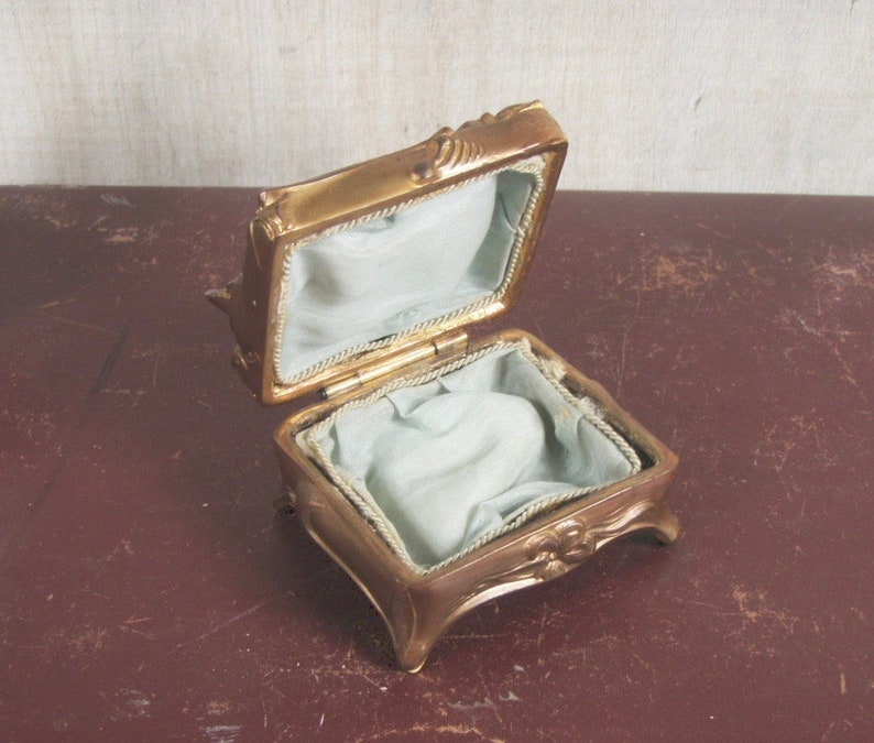 1049 Vintage 1940s era Gold Die Cast Floral Themed Jewellery Keepsake Box w Hinged Lid