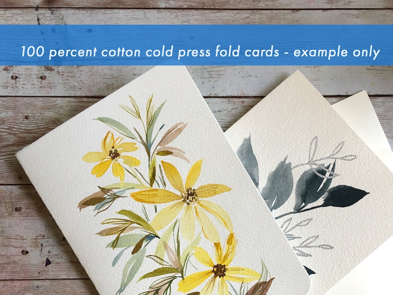 Peut inclure: Cartes de v&oelig;ux florales &agrave; l'aquarelle. Une carte pr&eacute;sente des fleurs jaunes avec des feuilles marron et vertes. Une autre carte a un motif de feuilles grises et argent&eacute;es. Les cartes sont en papier blanc textur&eacute;. Le texte en haut indique "100 percent cotton cold press fold cards - example only."