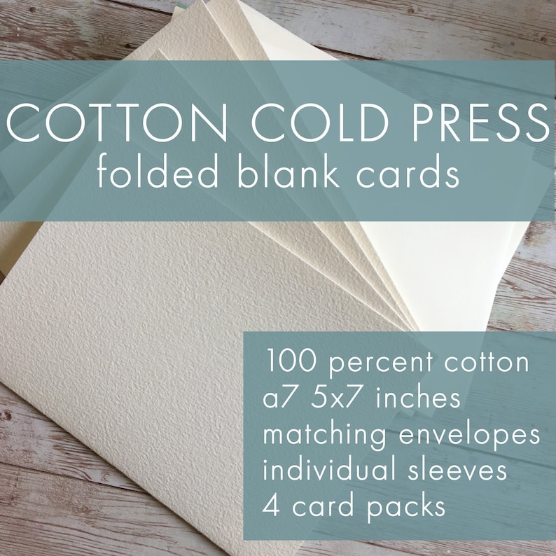 Peut inclure: Cartes vierges pli&eacute;es, de couleur cr&egrave;me, fabriqu&eacute;es &agrave; partir de papier press&eacute; &agrave; froid 100 % coton. Chaque carte mesure 12,7 x 17,8 cm et est livr&eacute;e avec une enveloppe assortie et une pochette individuelle. Le texte est "COTTON COLD PRESS folded blank cards".