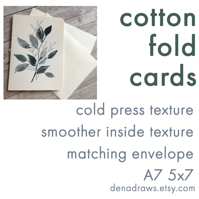 Peut inclure: Carte pli&eacute;e en coton A7 5x7 avec une illustration &agrave; l'aquarelle d'une branche feuillue dans des tons gris et bleus. La carte a une texture press&eacute;e &agrave; froid et une enveloppe assortie. Le texte "cotton fold cards" est en vert.