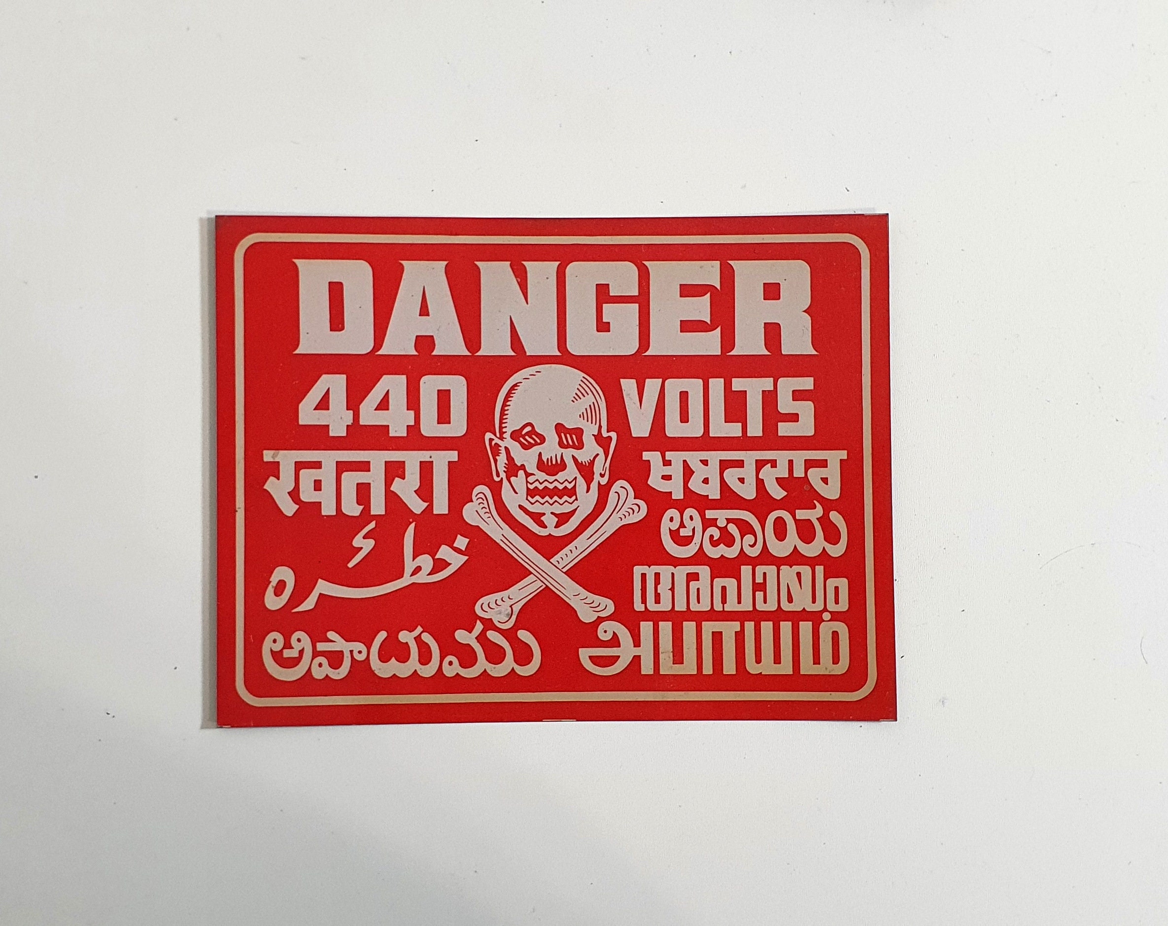 Signe de Danger Vintage Plaque Crâne en Métal Plusieurs Langues Avertissement d'électricité Décor Ro