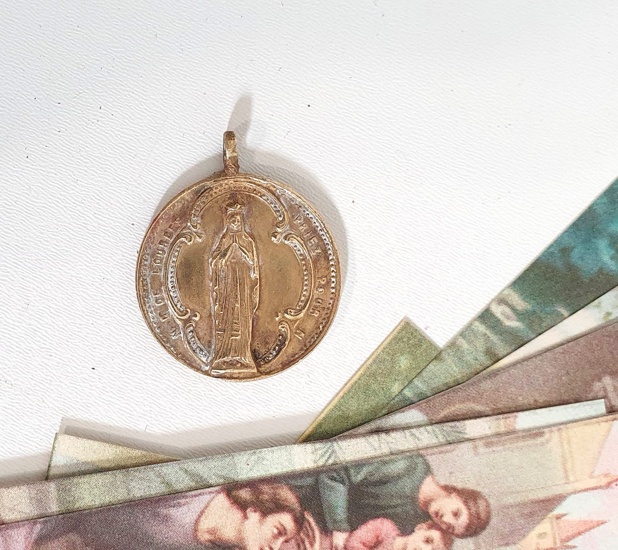Médaille de Lourdes Pendentif Antique en Laiton Vierge Apparition 1, 8 Pouces