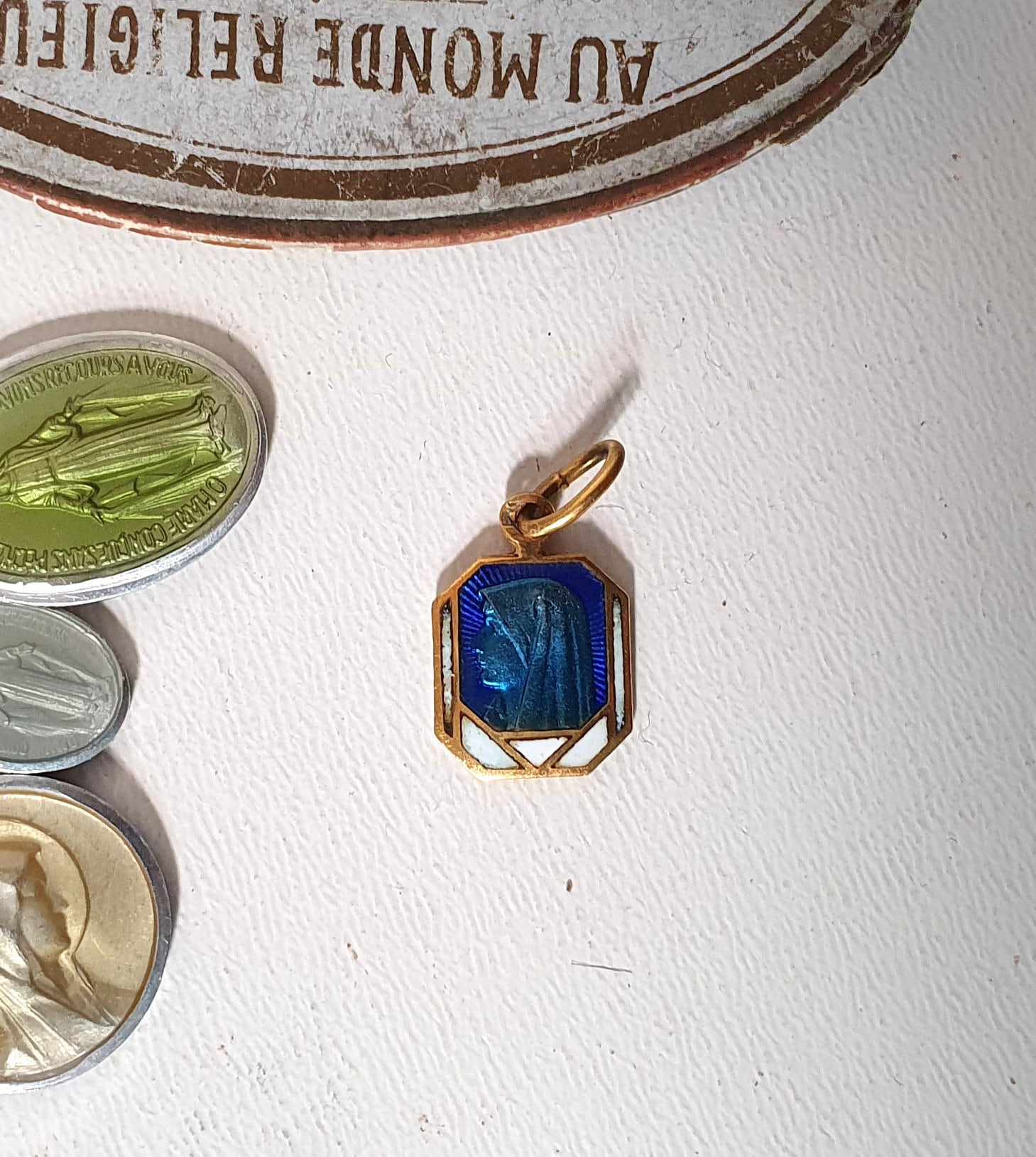 Médaille Enemal Vintage Médaille de La Vierge Marie Émail Bleu Doré Pendentif Saint Bijou Religieux