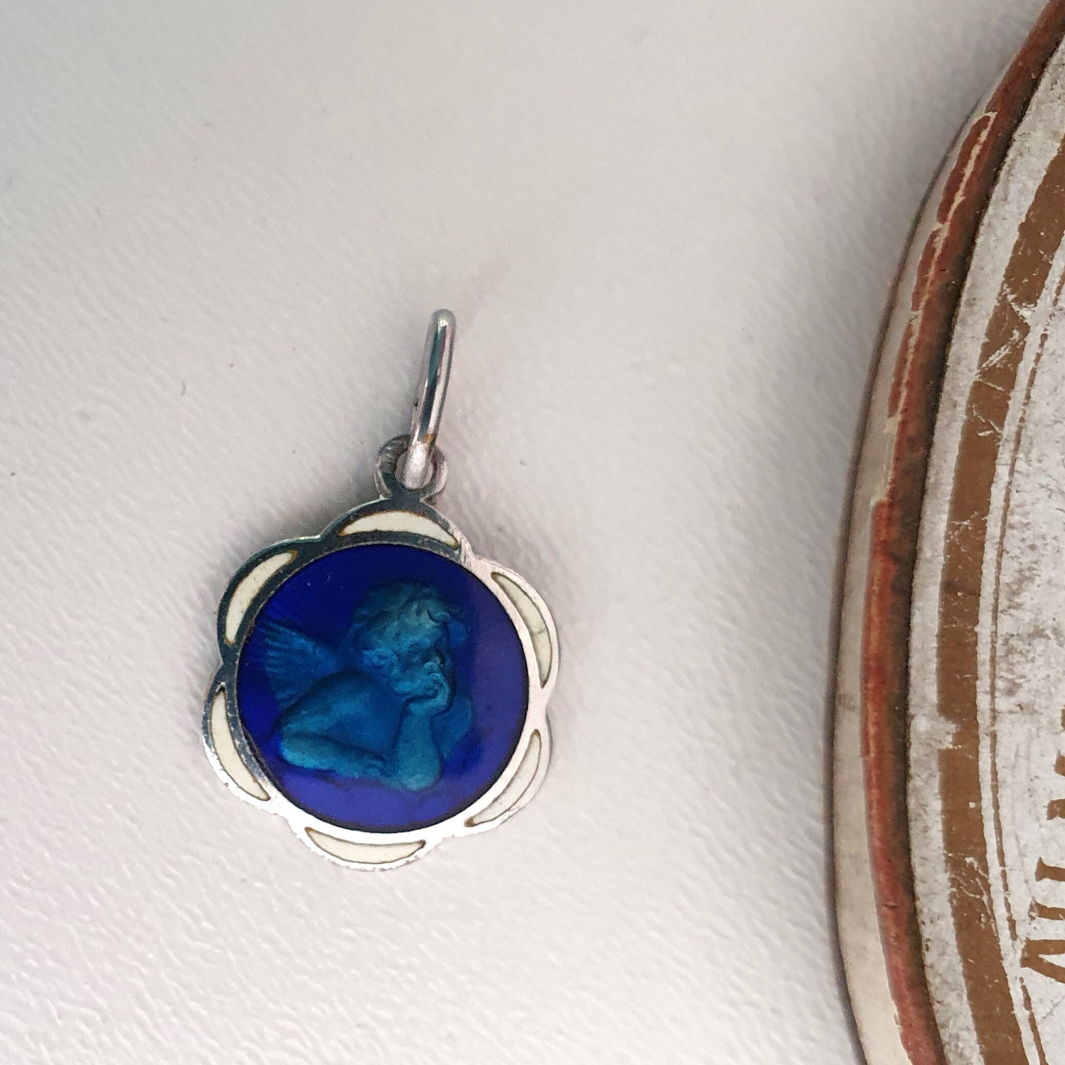 Ange Vintage Religieux Éameled Pendentif Cherub Médaille Nouveau Vieux Stock