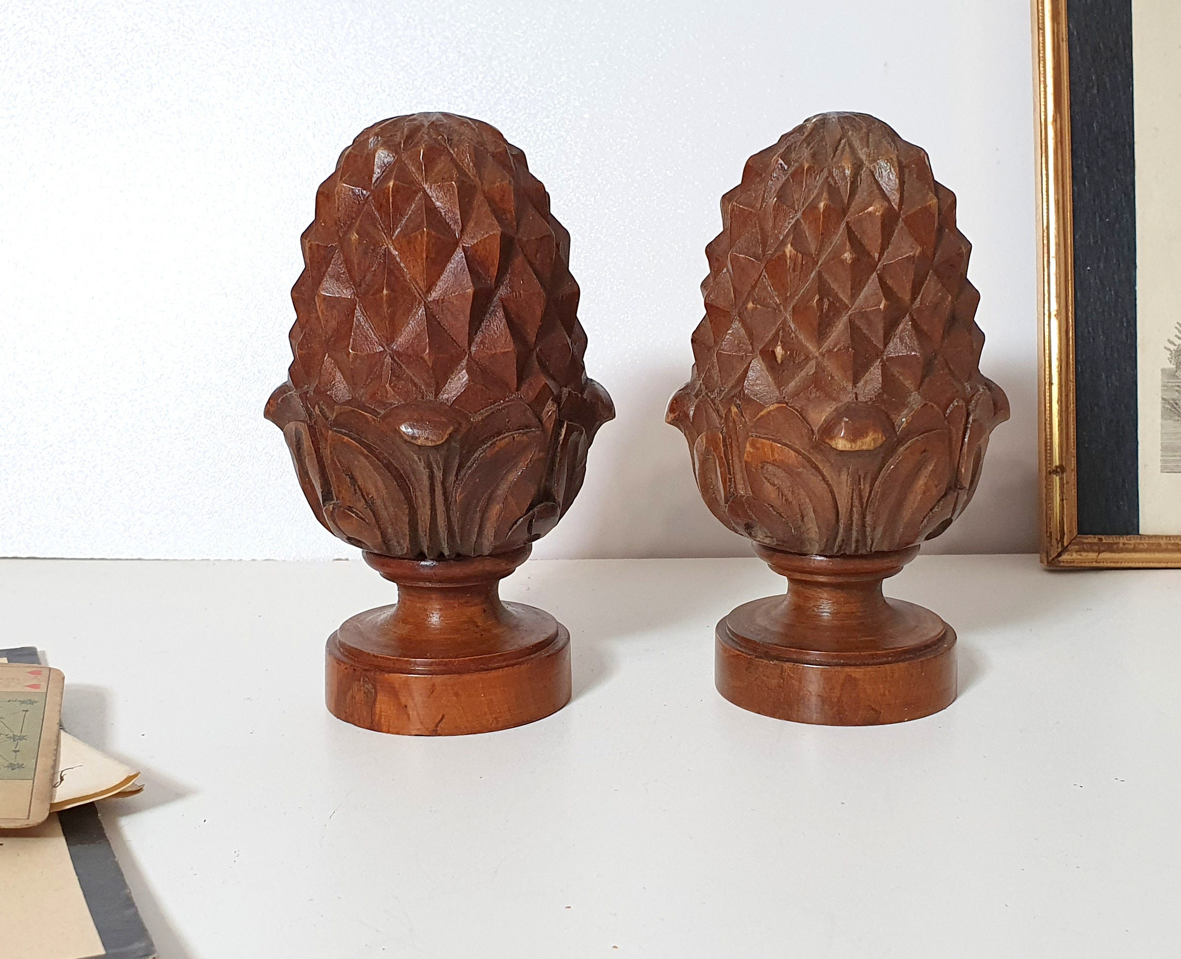 Antique en Bois Sculpté Cône de Pin Finial Paire Architectural Salvage Furniture Pediment Stair Bed