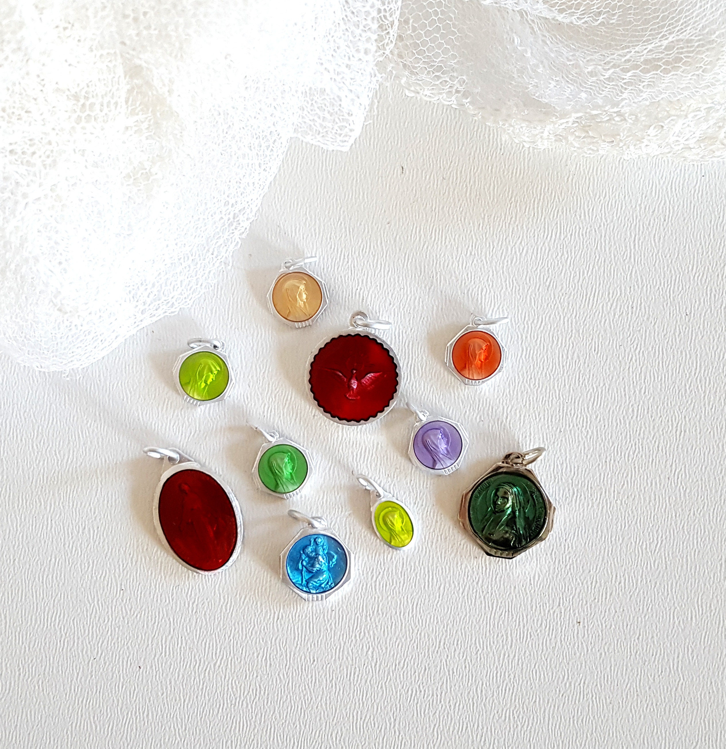 Émail Sainte Médaille de Charme X 10 Pendentif Dévotionnel Coloré Nouveau Stock Ancien