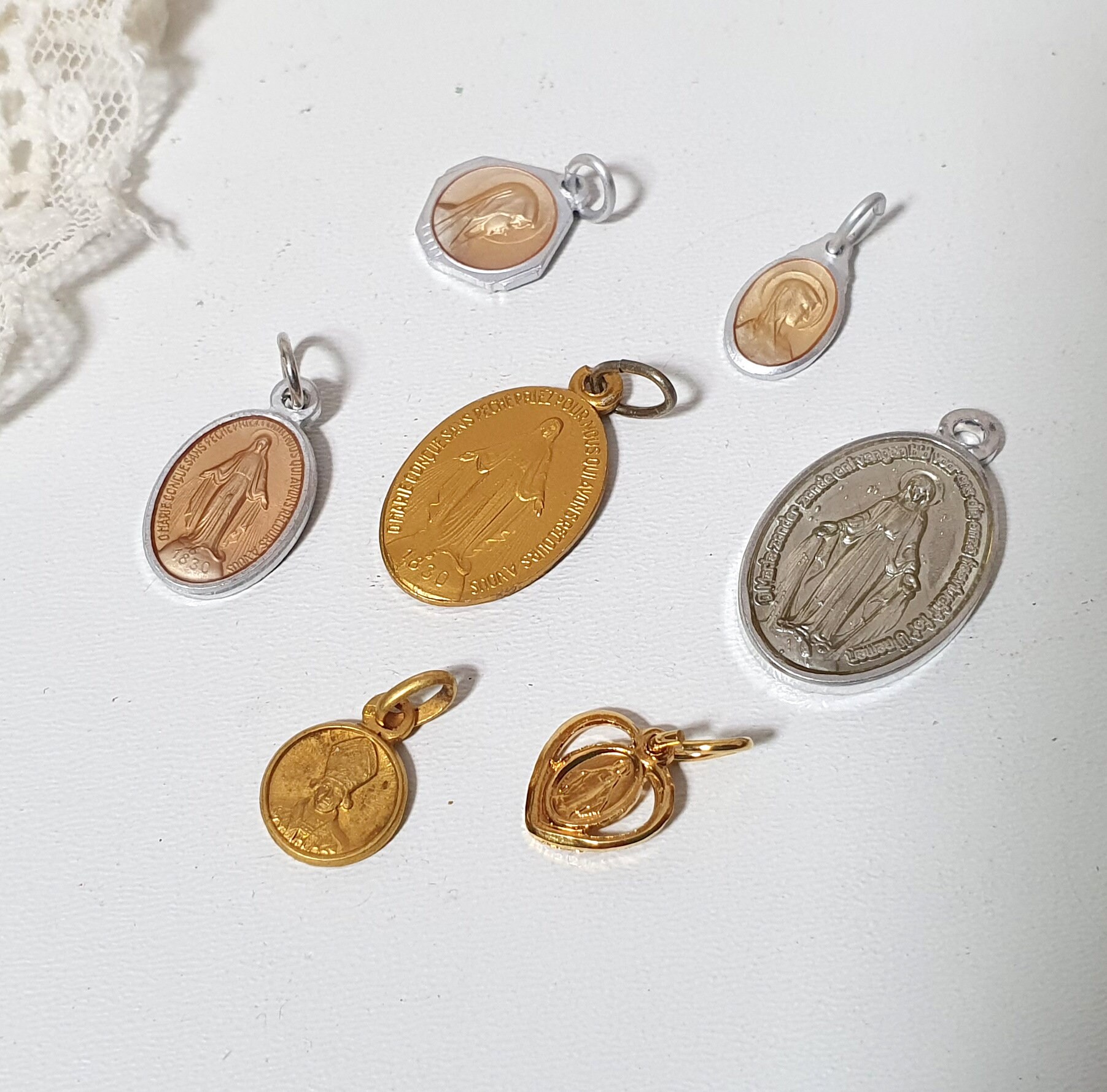 Médaille Religieuse Argenté Doré X 7 Pendentif de Charme Catholique Coloré Nouveau Vieux Stock