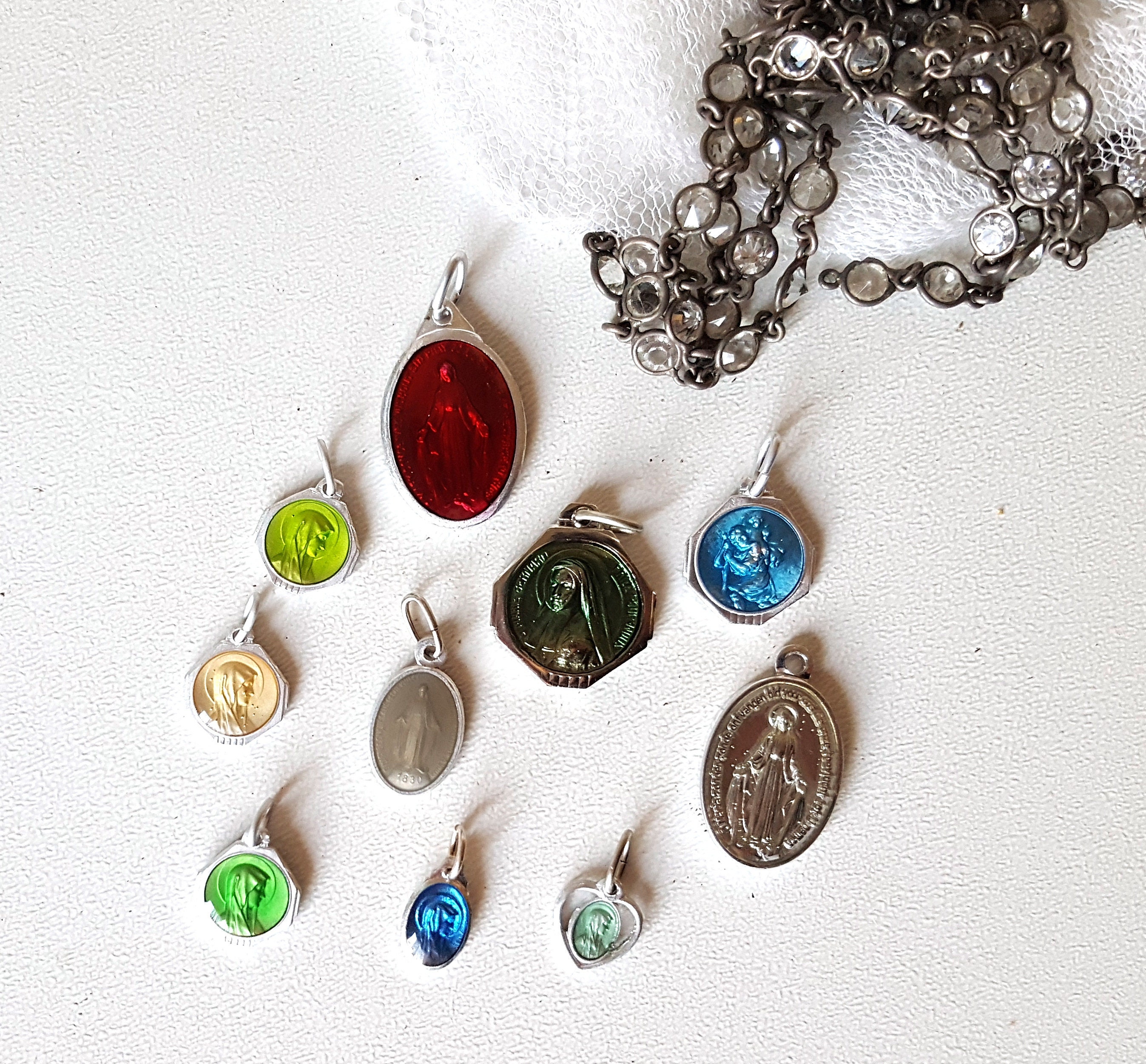 Médaille Émaillée Set de 10 Pendentifs Dévotionnels Colorés Nouveau Vieux Stock