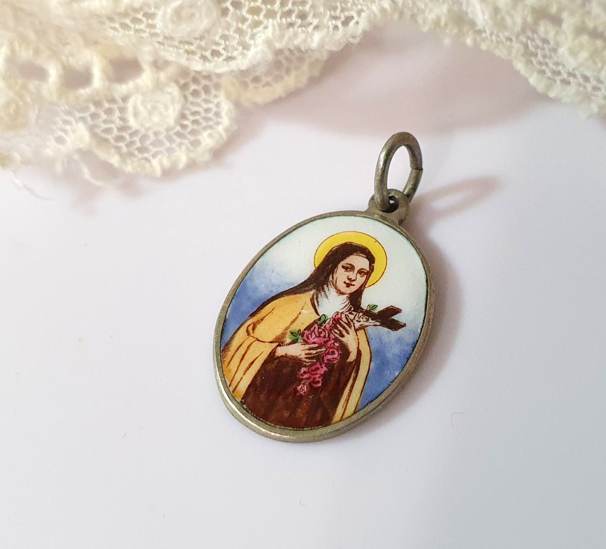Médaille Sainte-Thérèse Pendentif Antique en Émail Médaillon de Charme Religieux Argenté