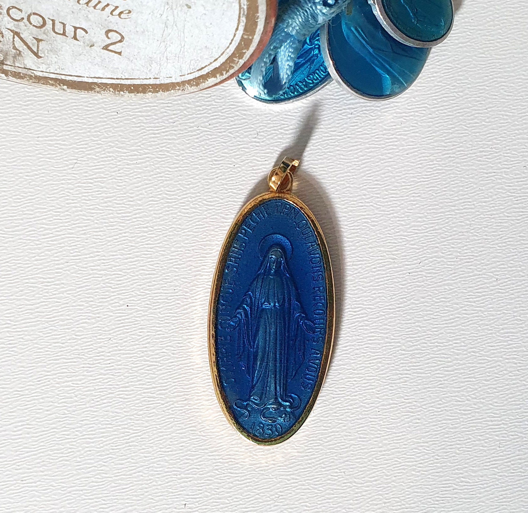 Grande Médaille en Émail Pendentif Bleu Doré Double Face Religieuse Madonna Vierge Marie 1, 3 Pouces