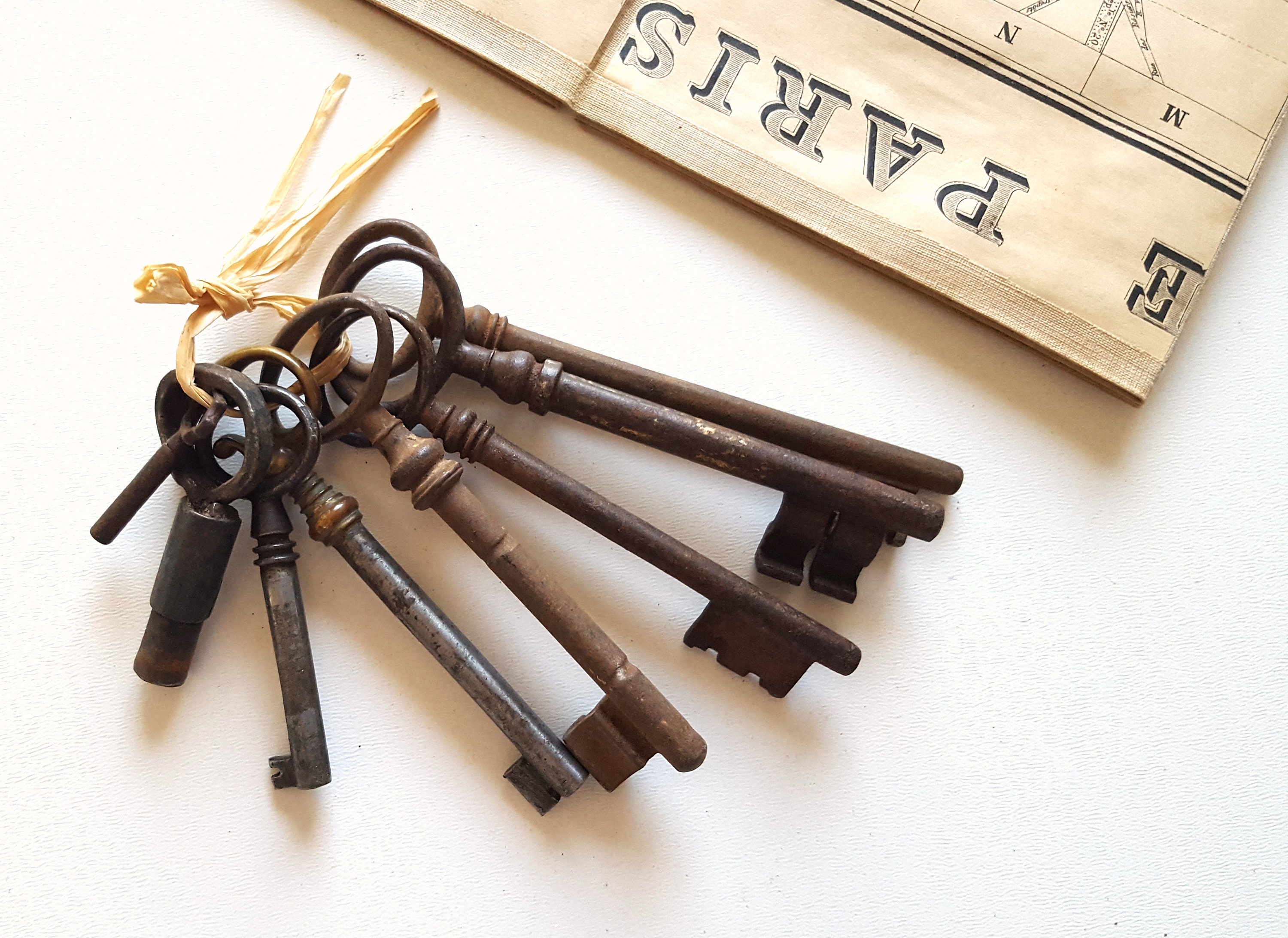 Clé Antique Ensemble de 8 Clé Porte en Métal Ancienne Français Ferme Rustique Shabby Décor Chalet Ca