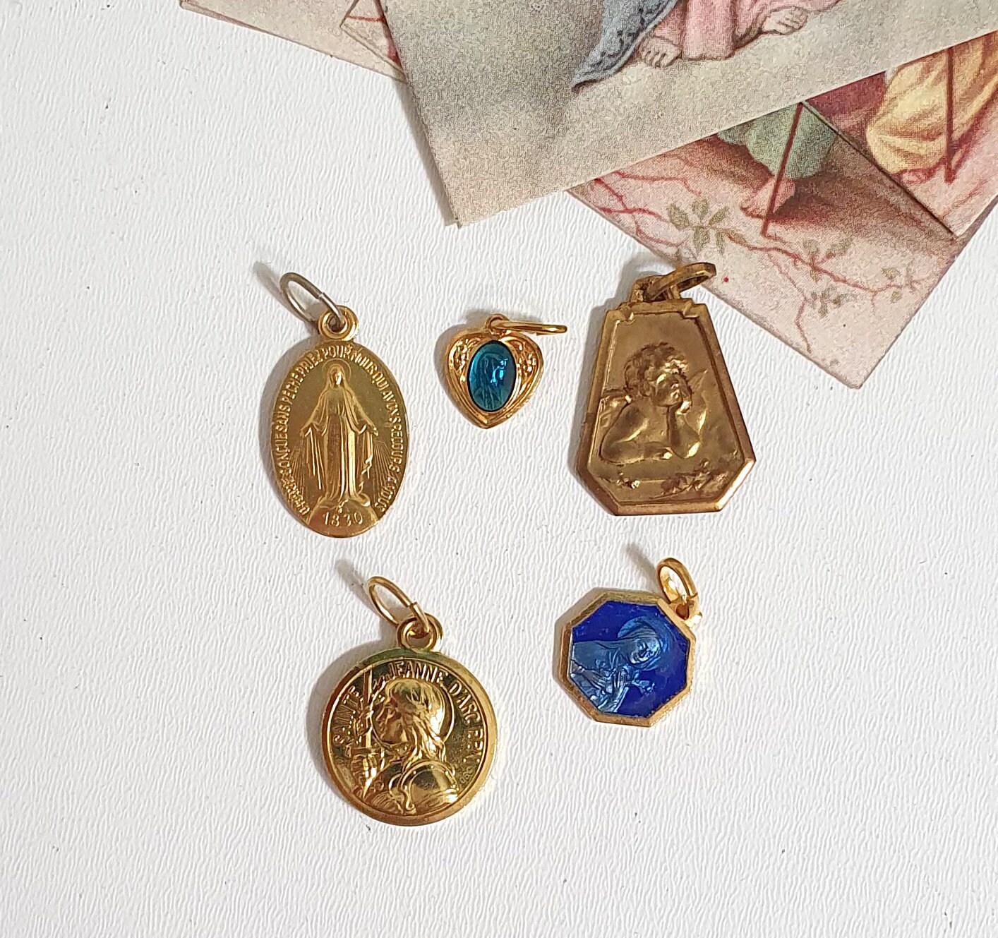 Médaille de Charme Religieux Vintage Set 5 Pendentifs Dévotionnels Vierge Marie Sainte Thérèse Lourd