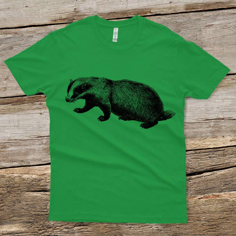 Puede incluir: Una camiseta verde con una ilustraci&oacute;n en blanco y negro de un tej&oacute;n en la parte delantera.
