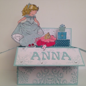 Carte faite main dans une boîte. Carte d'anniversaire ou de Noël pop-up pour petite fille Princesse de l'hiver ; flocons de neige; princesse de glace