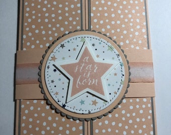 Gefeliciteerd met de geboorte van uw kindje; dochter; zoon; meisje; jongen; sluiterkaart; verborgen bericht; bewegende kaart